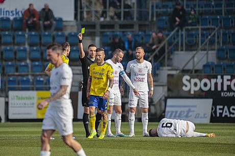 Zlínský fotbalista Martin Fillo dostává lutou kartu v zápase se Slováckem....