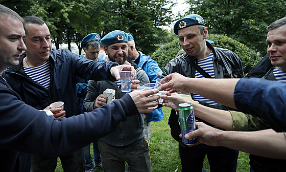 Den výsadkových vojsk. Bývalí výsadkáři popíjejí vodku v moskevském parku...