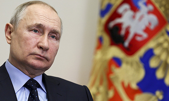 Ruský prezident Vladimir Putin bhem vládní videokonference ve své rezidenci...