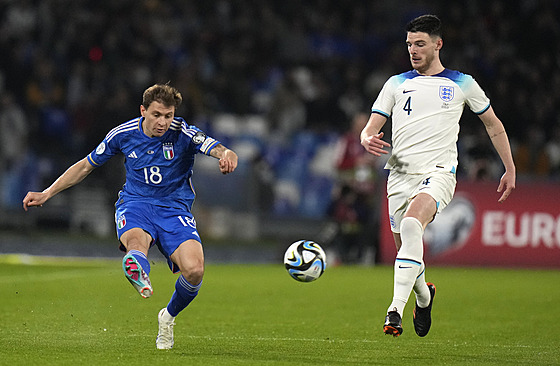 Italský reprezentant Nicolo Barella (vlevo) odehrává mí�, vpravo je Declan Rice...