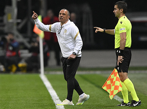 Kou� slovenských fotbalist� Francesco Calzona p�i utkání proti Lucembursku.