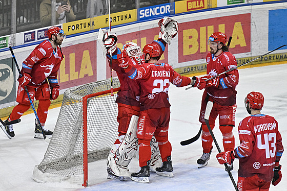 Tinetí hokejisté se radují z vítzství 3:0 v pátém tvrtfinálovém duelu na...