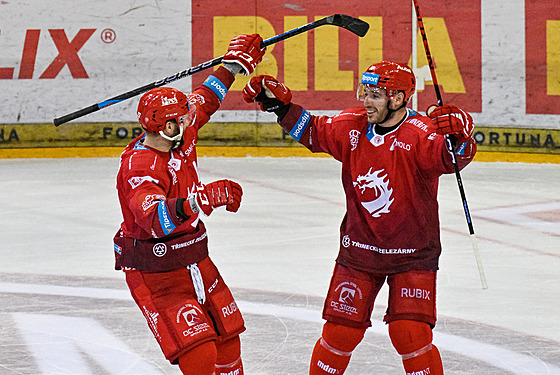 Tinetí hokejisté Martin Rika a Marko Dao se radují z gólu do prázdné...