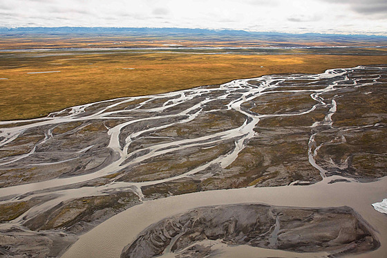Letecký pohled na údolí ledovcové řeky a pohoří Brooks Range v Arktické národní...