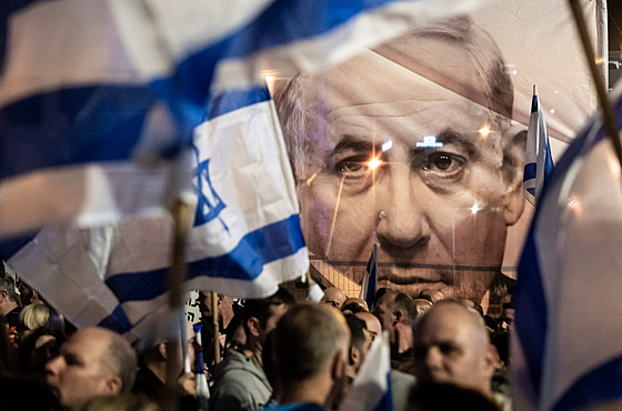 Lidé se v Tel Avivu úastní masového protestu proti plánm vlády premiéra...