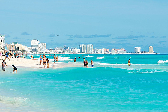 Cancún je oblíbené mexické letovisko. Nkteí zahraniní turisté se vak do...