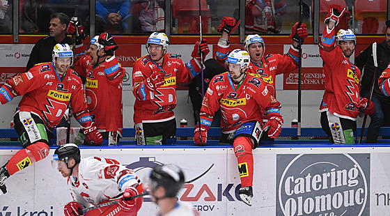 Hokejisté Pardubic po čtvrtém vítězství nad Olomoucí slaví postup do semifinále.