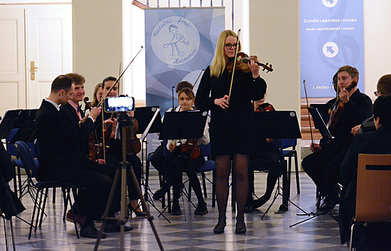 Autorka textu Kristýna Daková (stojící blondýnka) na koncert