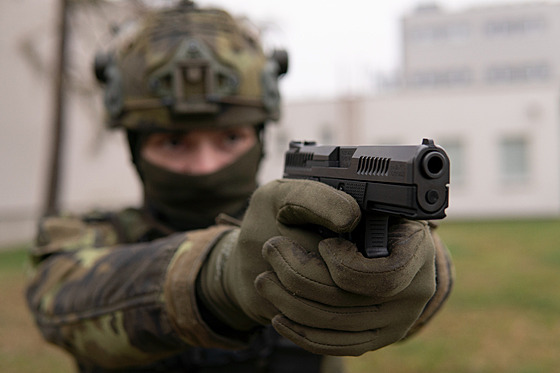 Armáda pezbrojuje jednotky novými pistolemi CZ P-10 C z dílen eské zbrojovky.