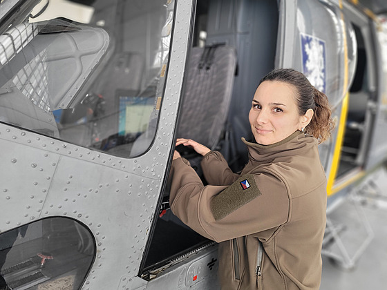 Nadrotmistryn Patricie Kuerová u vrtulníku Sokol
