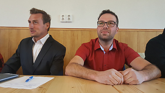 Nový starosta Hrčavy Petr Vyšlan (vpravo), vedle něj předchůdce Marek Sikora.