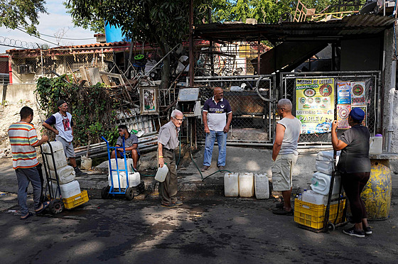 Venezuelané v Caracasu ekají na pídl pitné vody. (20. bezna 2023)