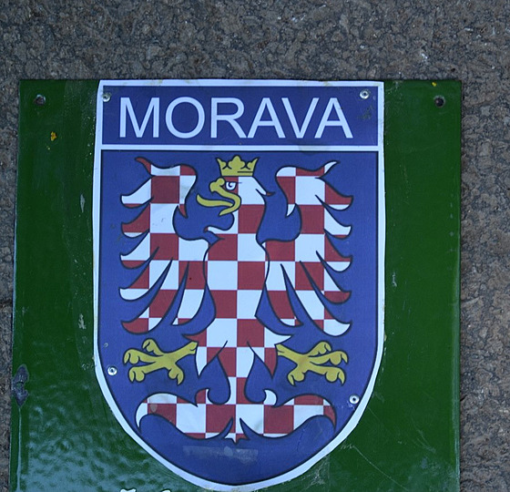 Neznámý vandal v Moravském krasu poškozuje cedule s malým státním znakem....