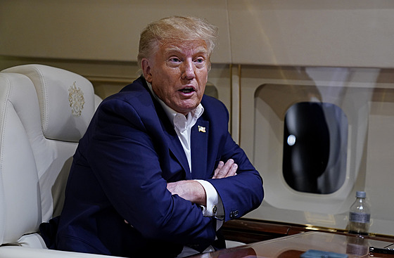Bývalý prezident Donald Trump hovoí s novinái bhem letu v soukromém letadle...