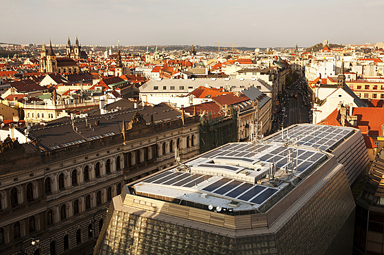 Fotovoltaické panely na střeše Nové scény Národního divadla