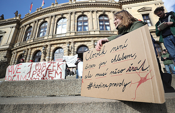 První stávka se uskutenila letos v beznu. Její souástí byl i velký protestní pochod v Praze.