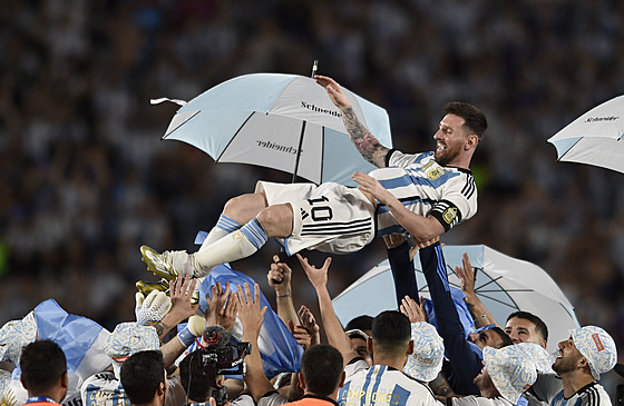 Argentintí fotbalisté oslavují bhem pozápasového slavnostního ceremoniálu...
