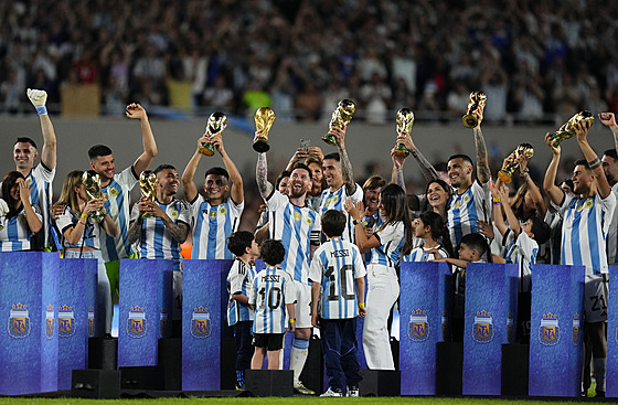 Argentintí fotbalisté oslavují bhem pozápasového slavnostního ceremoniálu....