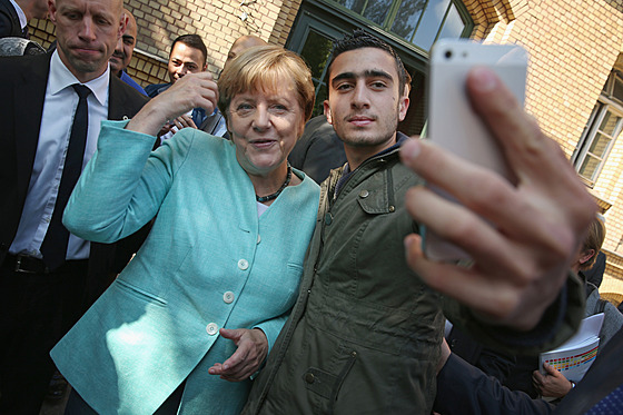 Nmecká kancléka Angela Merkelová pózuje se syrským uprchlíkem Anasem...