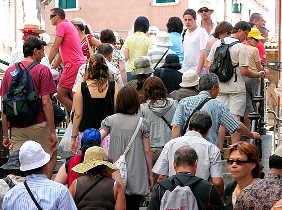 Návaly turist v historickém centru msta. (21. záí 2010)