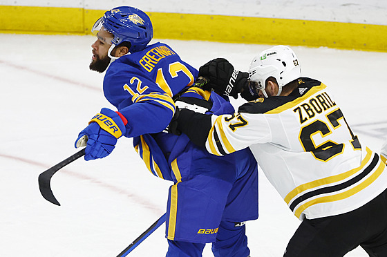 Jakub Zboil (67) z Boston Bruins atakuje Jordana Greenwaye (12) z Buffalo...