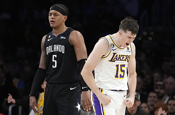 Austin Reaves (15) z Los Angeles Lakers se raduje v zápase s Orlando Magic,...