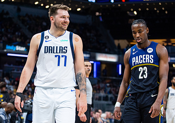 Luka Doni z Dallas Mavericks je mnohem spokojenjí ne Aaron Nesmith z...