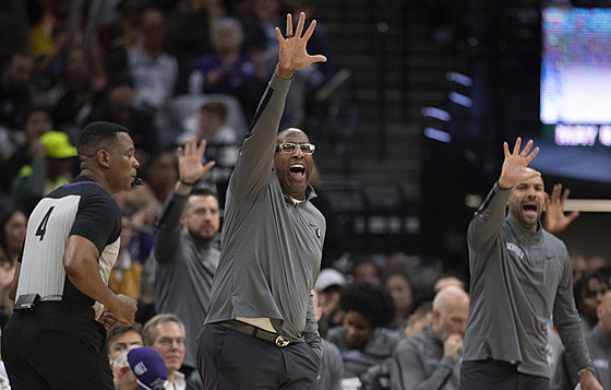 Mike Brown (uprosted) jako hlavní trenér Sacramento Kings, jeho asistent Jordi...