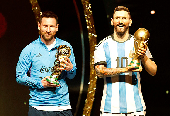 Lionel Messi pózuje vedle své sochy pro muzeum asociace CONMEBOL