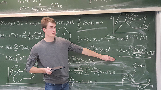 Vojtěch Kloud studuje matematiku, v roce 2022 vyhrál mezinárodní matematickou...