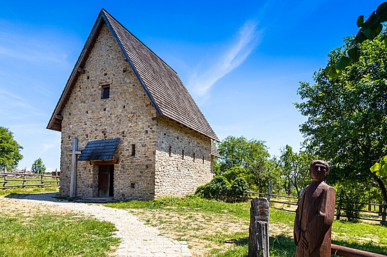 Replika Velkomoravského kostela je souástí Památníku Velké Moravy. 