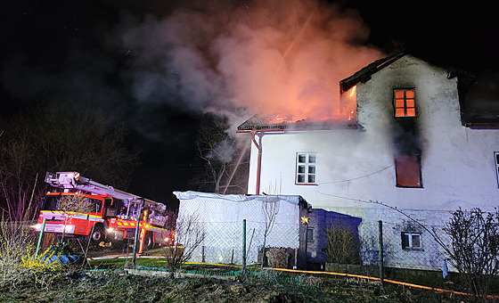 Jednaedesátiletá ena utrpla v noci rozsáhlé popáleniny pi poáru domu v...