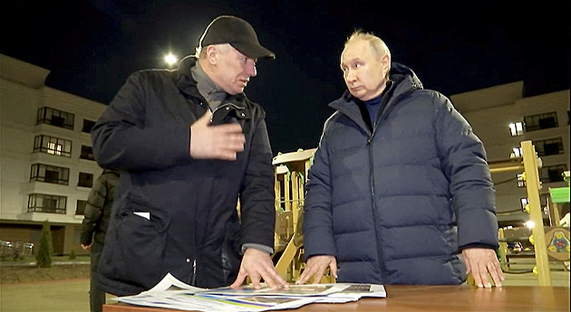 Zase dvojník? Nad Putinovou návštěvou Mariupolu se vznášejí otazníky