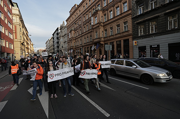 Odpolední pochod aktivistů za omezení rychlosti zkomplikoval dopravu v Praze