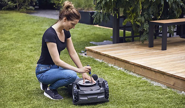 I robotická sekačka potřebuje jarní péči. Nezapomeňte vyměnit břity