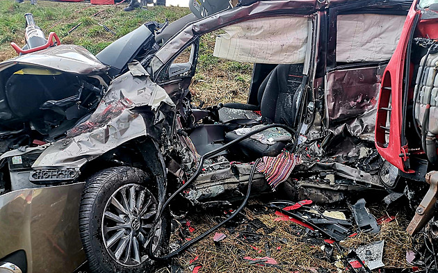Na eskokrumlovsku se srazilo auto s nákladním vozem. (24. bezna 2023)