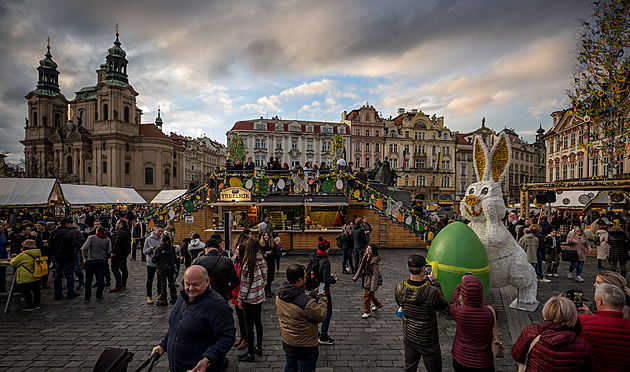 OBRAZEM: Staroměstské náměstí zaplnily stánky, nabízejí i zelené pivo