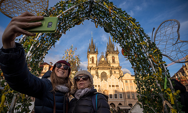 OBRAZEM: Staroměstské náměstí zaplnily stánky, nabízejí i zelené pivo