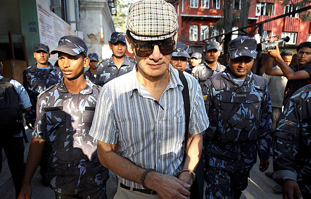 Návrat do Nepálu ho stál 19 let. Dnes žije šarmantní „bikinový vrah“ v bohatství