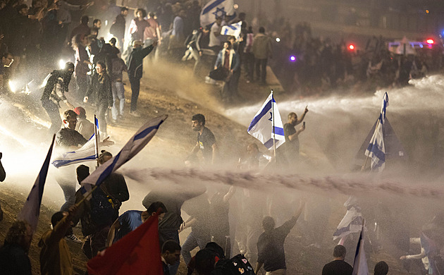 Netanjahu odvolal ministra. Následné protesty policie rozháněla vodními děly