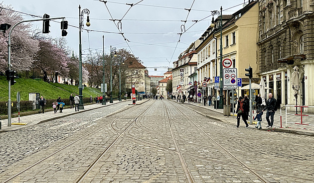 Na Malou Stranu se vrací tramvaje, podnik vyměnil čtyři kilometry kolejí