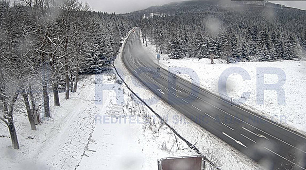 Do Česka se vrátila zima. Start týdne bude větrný se sněhem, poté se oteplí