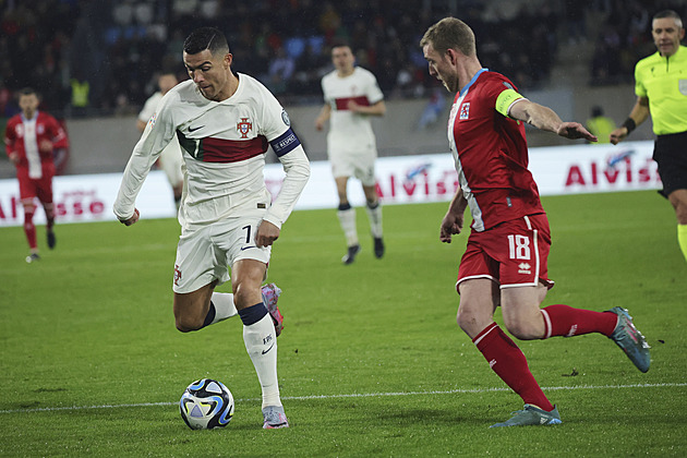 Ronaldo dotáhl Portugalsko k výhře v Lucembursku, Dánové selhali v Kazachstánu