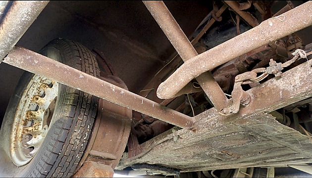 VIDEO: Železnou oponu chtěl za svobodou prorazit ve vyrobeném obrněnci