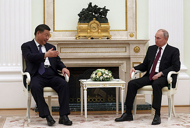 Putinovy tančící nohy při setkání se Si Ťin-pchingem znovu rozvířily spekulace