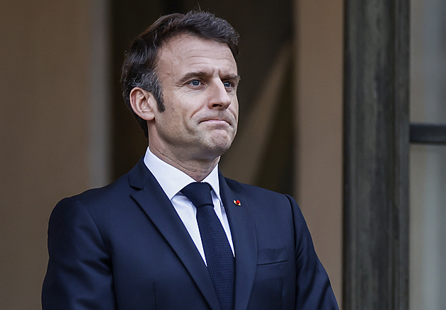 Macron si při debatě o penzijní reformě sundal drahé hodinky, čelí kritice