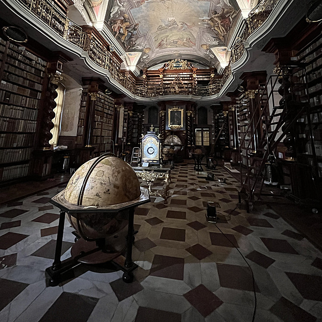 Knihovna je vyzdobena freskami na téma vda a umní.