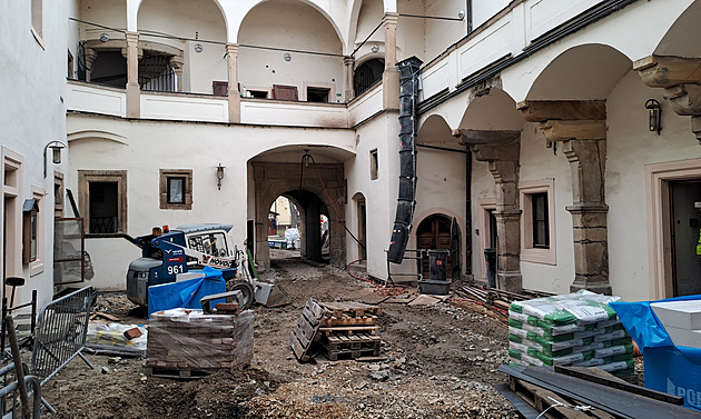 Město Hluk řeší budoucnost historických staveb. Statek bourá, tvrz opravuje