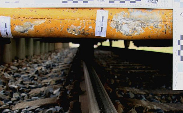 Ticetikilový kámen na kolejích zpsobil u Zubí nehodu vlaku.