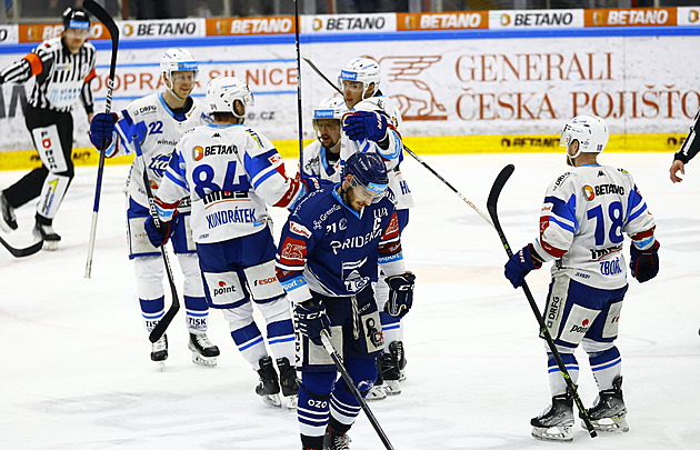 Před hráči smekám, řekl Martinec po povstání Komety. Sestavu musel lepit mládeží